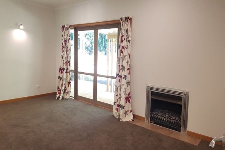 Photo of property in 7 Daphne Harden Lane, Paremoremo, Auckland, 0632