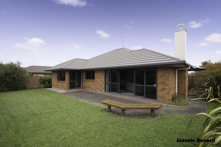 Photo of property in 12 Johnstone Drive, Fitzherbert, Palmerston North, 4410