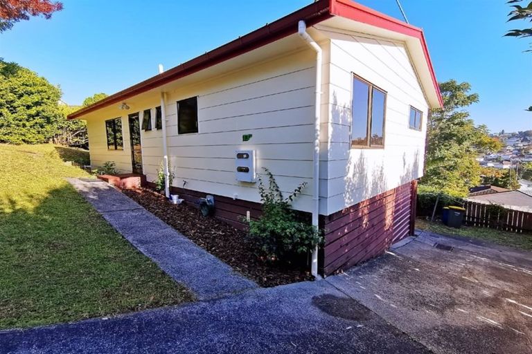 Photo of property in 2/13 Helicon Place, Totara Vale, Auckland, 0629
