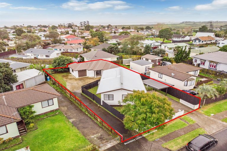 Photo of property in 96 Maplesden Drive, Clendon Park, Auckland, 2103