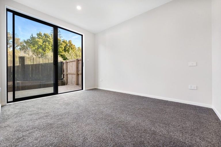 Photo of property in 4202d Great North Road, Glendene, Auckland, 0602