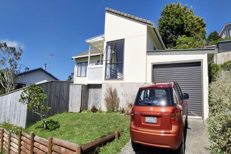 Photo of property in 11 Fernhaven Grove, Newlands, Wellington, 6037