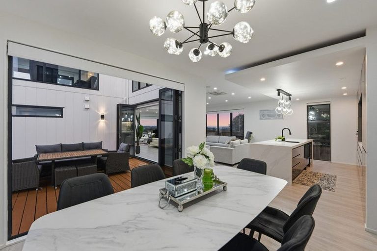 Photo of property in 7d Babich Road, Henderson Valley, Auckland, 0614