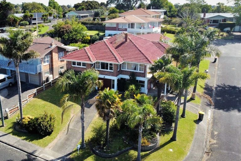 Photo of property in 25 Lynmore Drive, Hillpark, Auckland, 2102