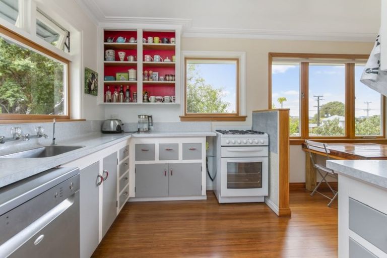 Photo of property in 32 Woodward Avenue, Mangere Bridge, Auckland, 2022