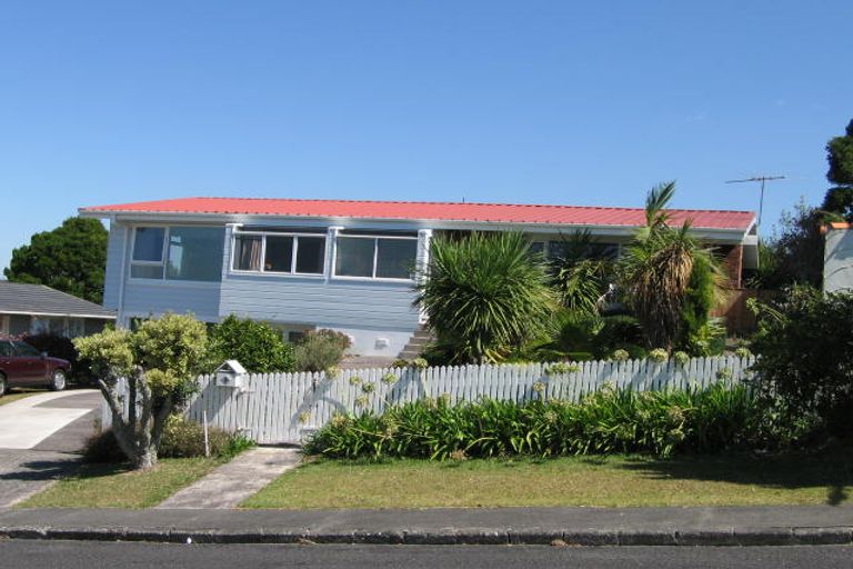 Photo of property in 9 Barker Rise, Northcross, Auckland, 0632