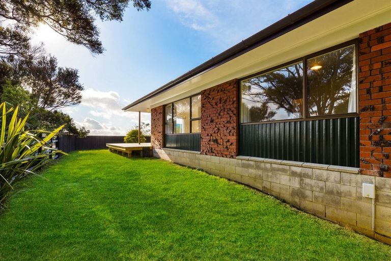 Photo of property in 2/16 Denver Avenue, Sunnyvale, Auckland, 0612