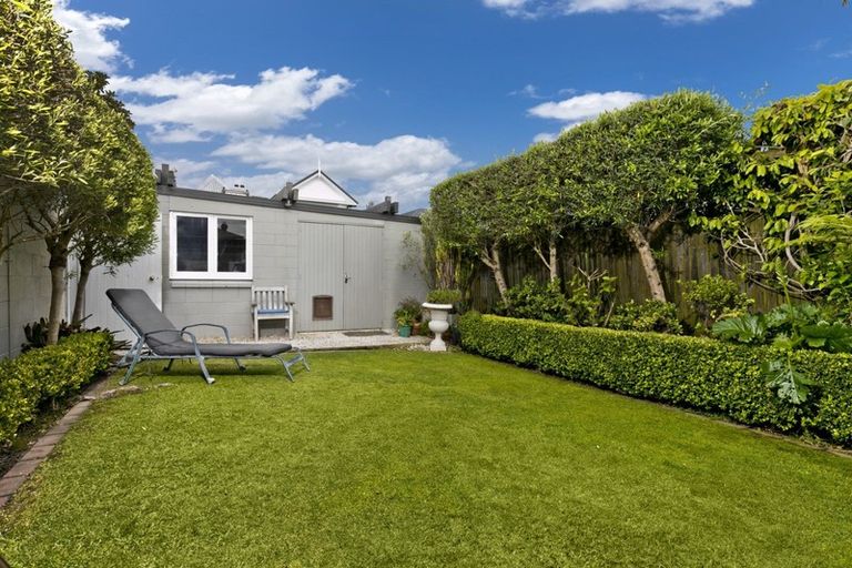 Photo of property in 4/44 Stanley Point Road, Stanley Point, Auckland, 0624