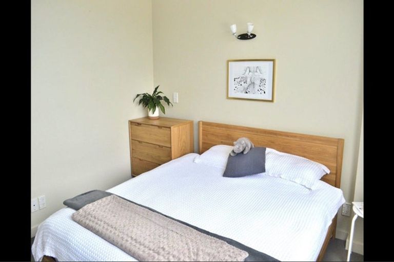 Photo of property in 17 Kent Terrace - Kent Apartments, 7c/16 Kent Terrace, Mount Victoria, Wellington, 6011