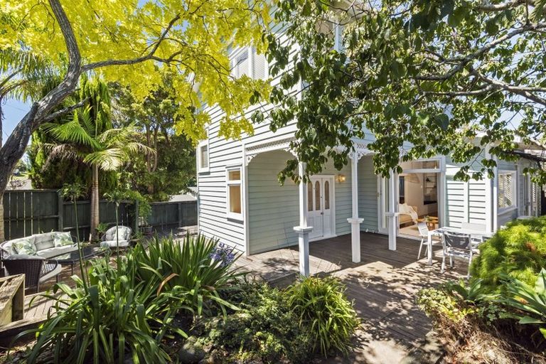 Photo of property in 25a Belle Vue Avenue, Northcote Point, Auckland, 0627