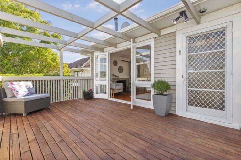 Photo of property in 24 La Rosa Street, Green Bay, Auckland, 0604