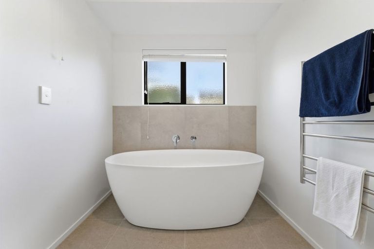 Photo of property in 2/11 Seaview Road, Castor Bay, Auckland, 0620