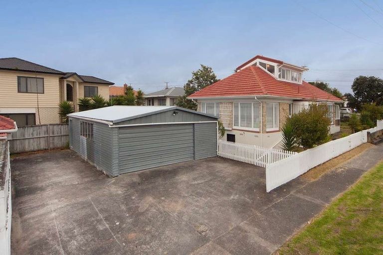 Photo of property in 35 Archibald Road, Kelston, Auckland, 0602