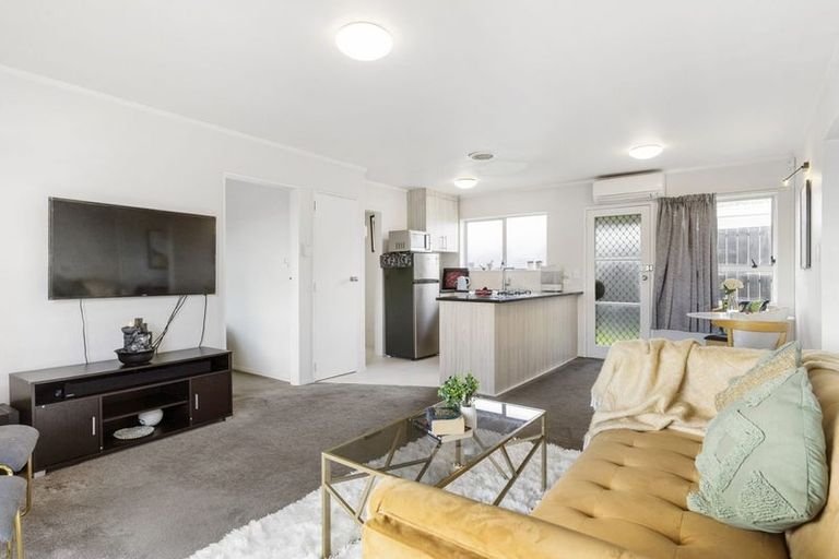 Photo of property in 2/94 Lynwood Road, New Lynn, Auckland, 0600