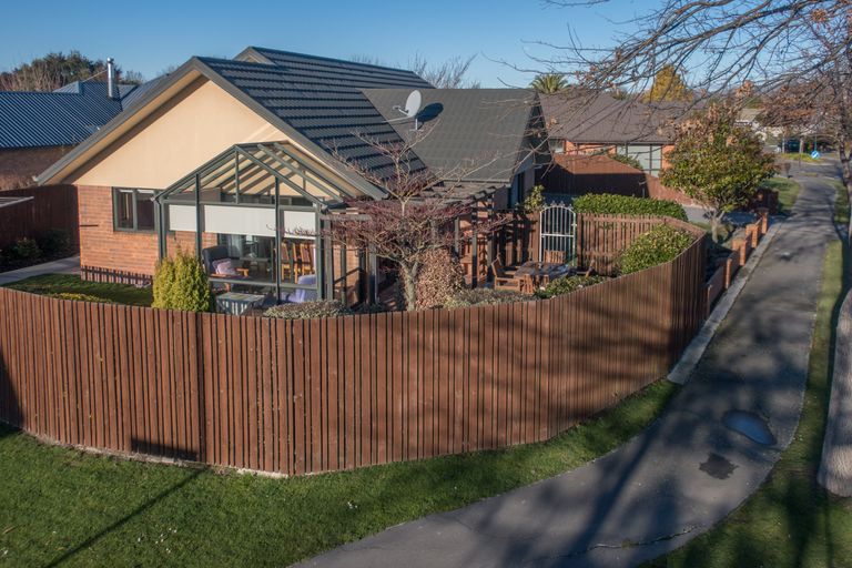 Photo of property in 4 Chesterfield Mews, Russley, Christchurch, 8042