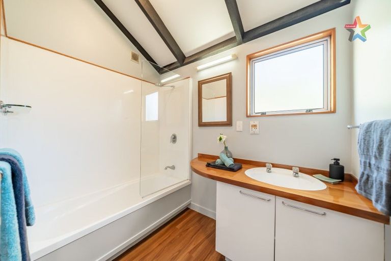 Photo of property in 2/196 Dowse Drive, Maungaraki, Lower Hutt, 5010