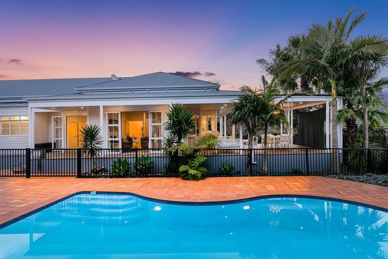 Photo of property in 27 Almond Grove, Greenhithe, Auckland, 0632