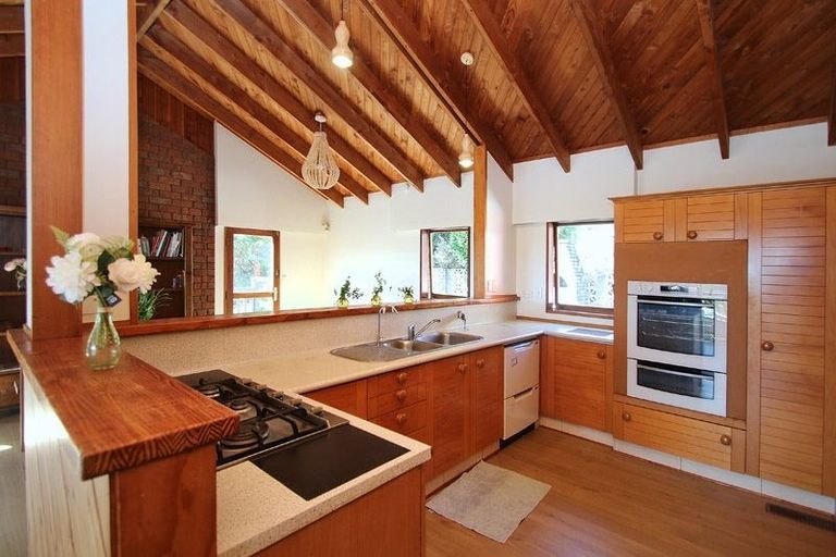 Photo of property in 11 Rika Place, Kawaha Point, Rotorua, 3010