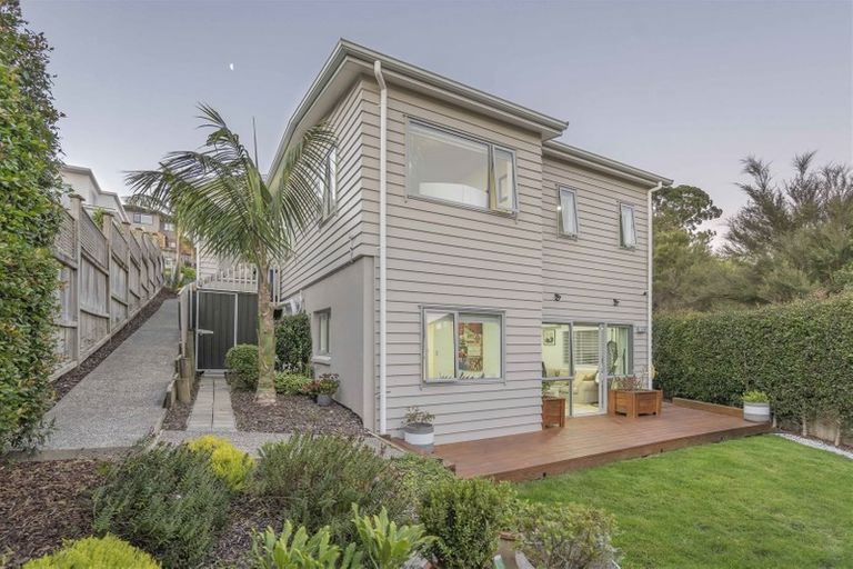 Photo of property in 13 Bintulu Place, Fairview Heights, Auckland, 0632