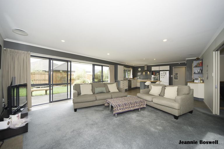 Photo of property in 12 Johnstone Drive, Fitzherbert, Palmerston North, 4410