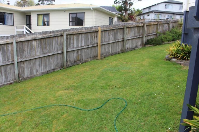 Photo of property in 1/8 Louise Place, West Harbour, Auckland, 0618
