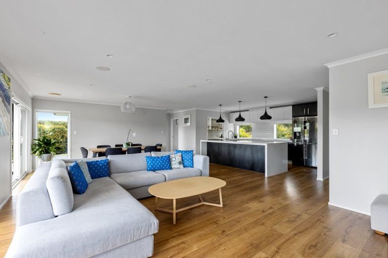 Photo of property in 60 Roberts Road, Matakatia, Whangaparaoa, 0930