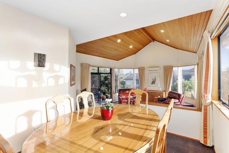 Photo of property in 6b Woodfern Crescent, Titirangi, Auckland, 0604