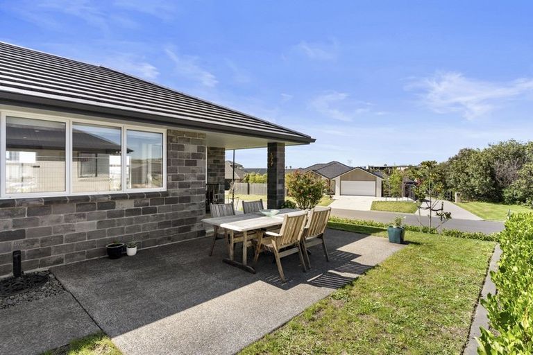Photo of property in 43 Lakeside Terrace, Omokoroa, 3114