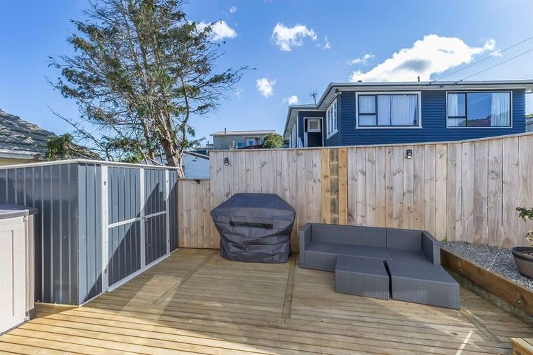 Photo of property in 27 Mexted Terrace, Tawa, Wellington, 5028