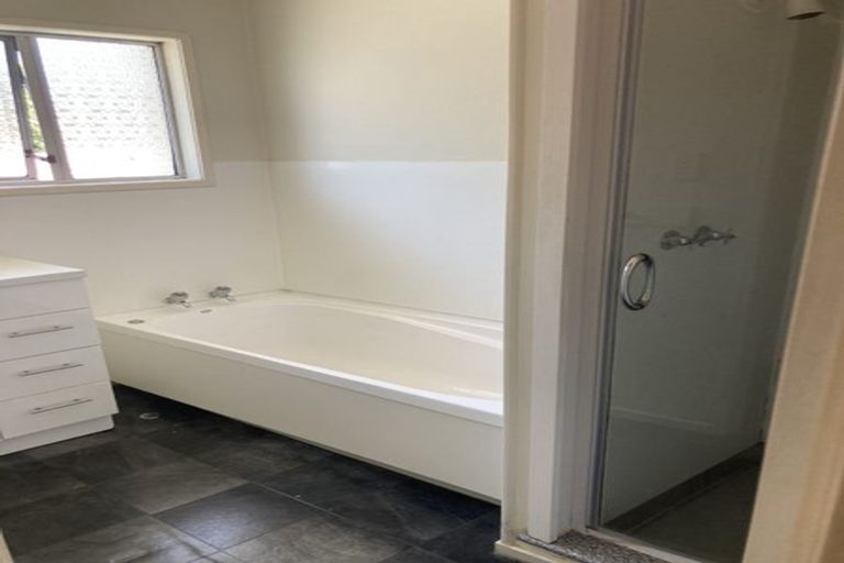 Photo of property in 102 Kemp Road, Massey, Auckland, 0614