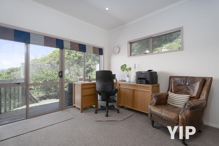 Photo of property in 14 Dress Circle, Newlands, Wellington, 6037