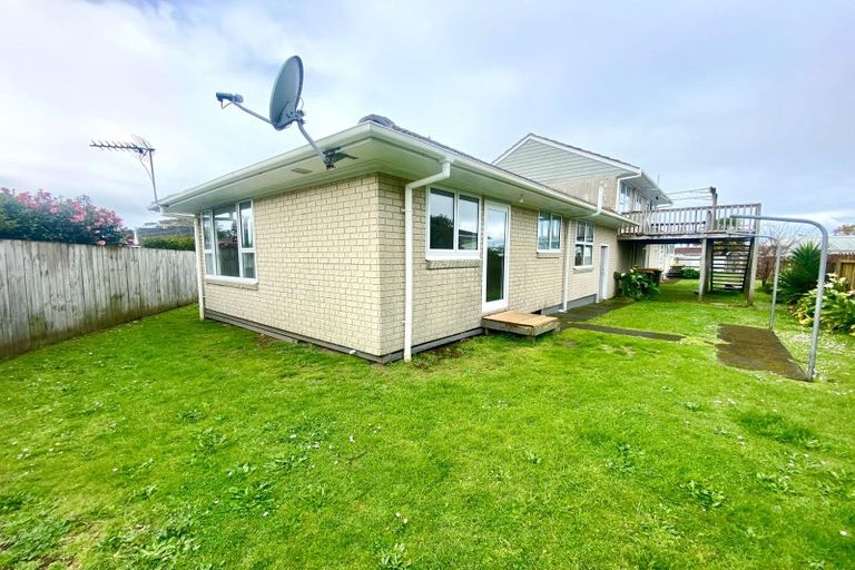 Photo of property in 8 Riverside Drive, Waiuku, 2123