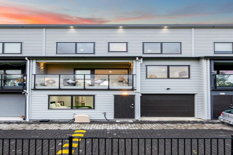 Photo of property in 3/504 Swanson Road, Ranui, Auckland, 0612