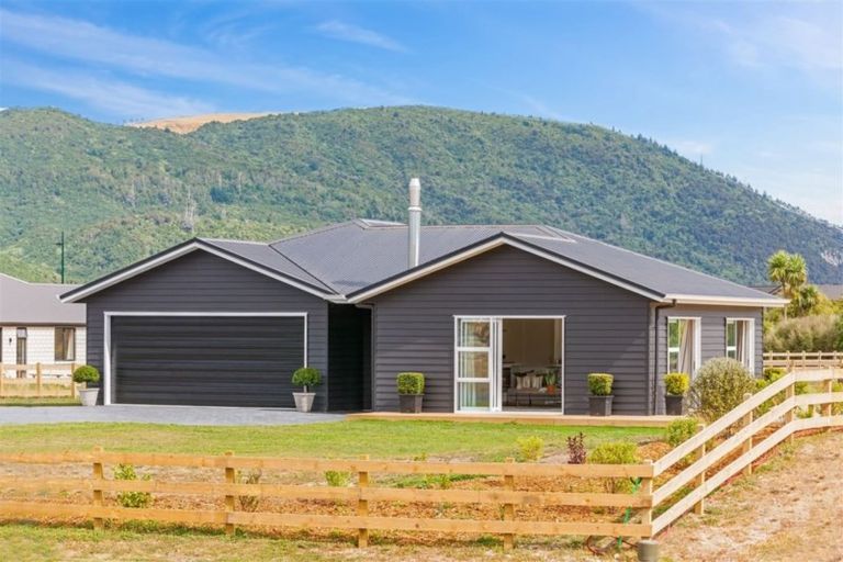 Photo of property in 13 Kahikatea Drive, Kinloch, Taupo, 3377