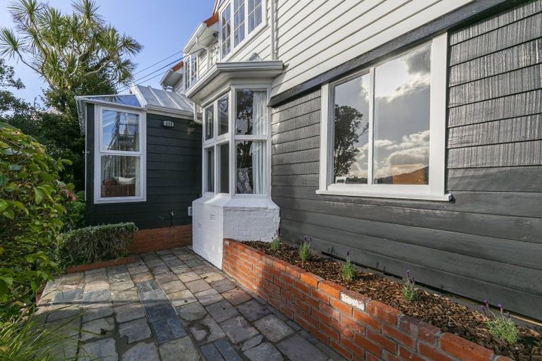 Photo of property in 39 Fairview Crescent, Kelburn, Wellington, 6012