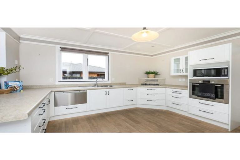 Photo of property in 70 Chelwood Street, Takaro, Palmerston North, 4412