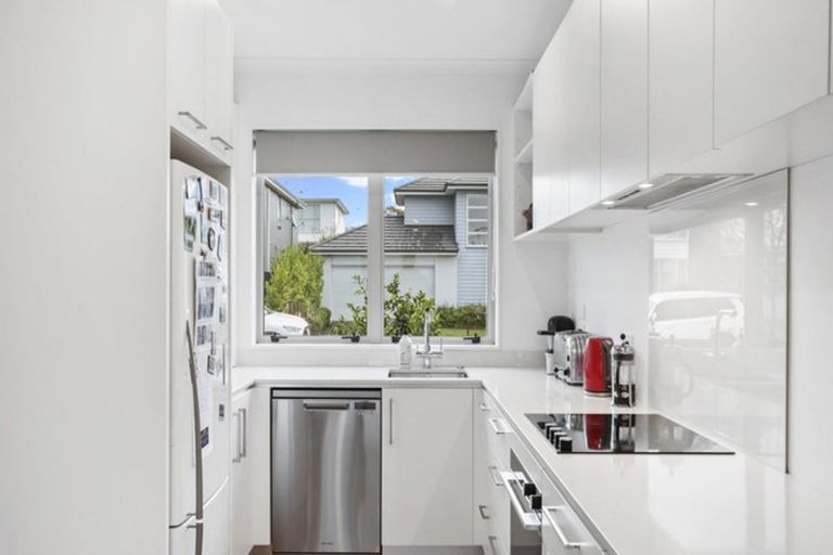 Photo of property in 43 Samuel Cassidy Avenue, Swanson, Auckland, 0614