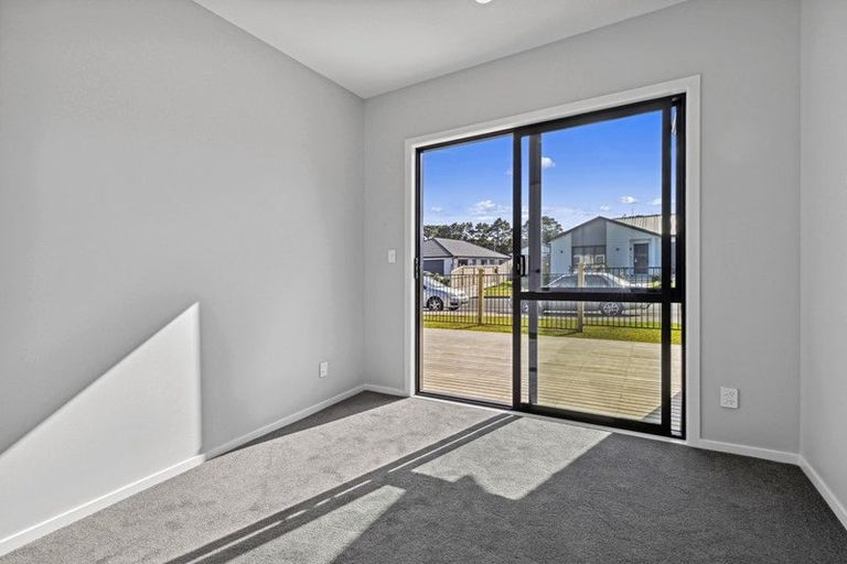 Photo of property in 11 Lewis Younie Road, Kumeu, 0810