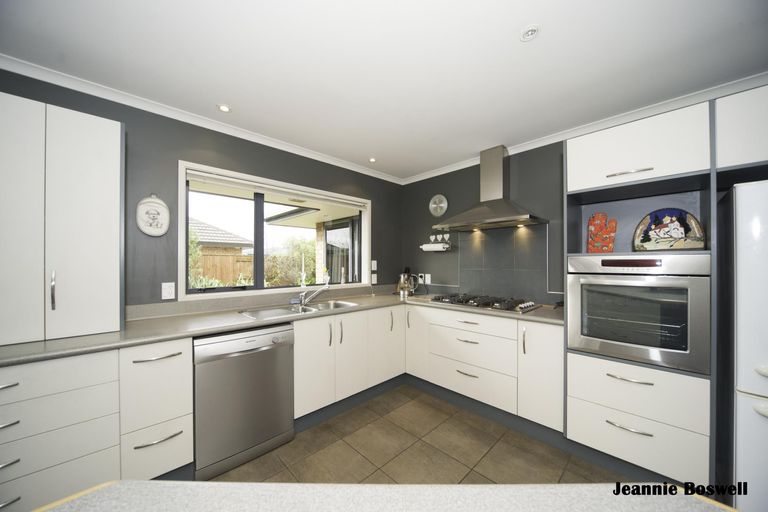 Photo of property in 12 Johnstone Drive, Fitzherbert, Palmerston North, 4410
