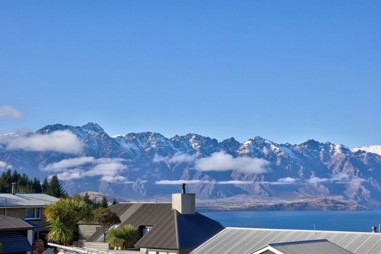 Photo of property in 70 Wynyard Crescent, Fernhill, Queenstown, 9300