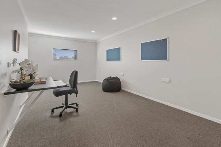 Photo of property in 6 Fencourt Place, Rototuna North, Hamilton, 3210