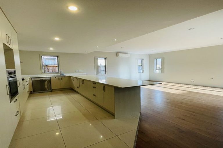 Photo of property in 23 Horizon Road, Oteha, Auckland, 0632