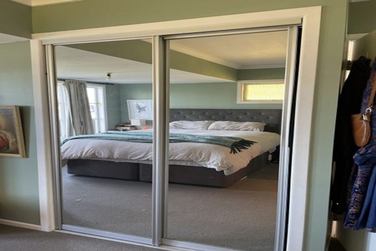 Photo of property in 28 Harbour View Road, Te Atatu Peninsula, Auckland, 0610