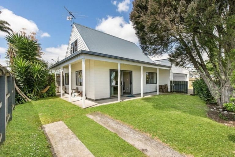 Photo of property in 2 Braeburn Place, Takanini, 2112