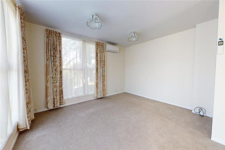 Photo of property in 109 Akaroa Drive, Maupuia, Wellington, 6022