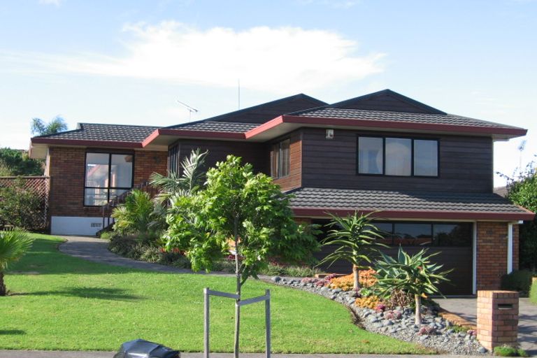 Photo of property in 42 Channing Crescent, Botany Downs, Auckland, 2010