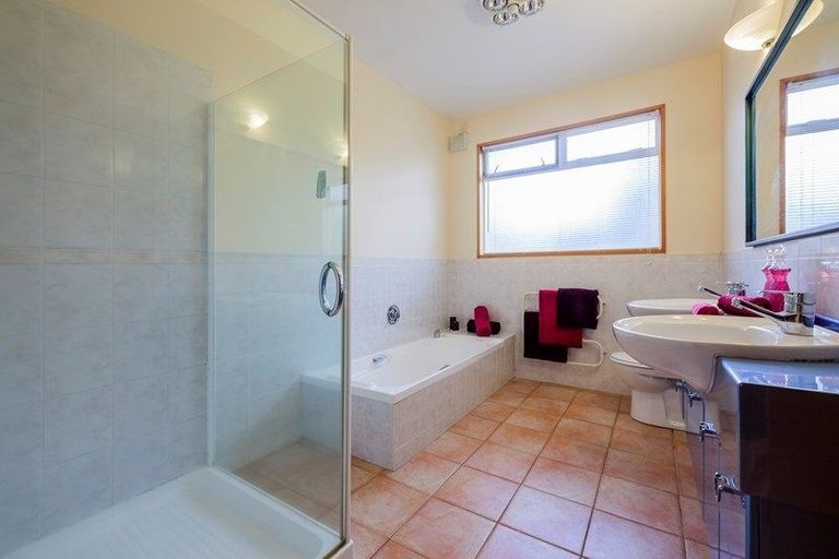 Photo of property in 2/82 Park Rise, Campbells Bay, Auckland, 0630