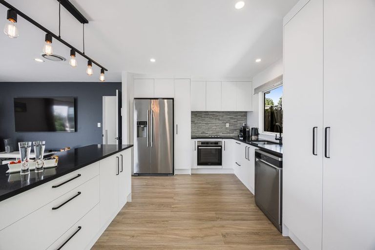 Photo of property in 22 Whangaparaoa Road, Red Beach, 0932