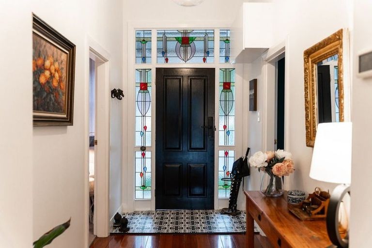 Photo of property in 2 Shannon Street, Mount Victoria, Wellington, 6011