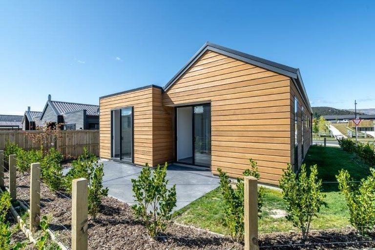 Photo of property in 2 Matakanui Lane, Wanaka, 9305